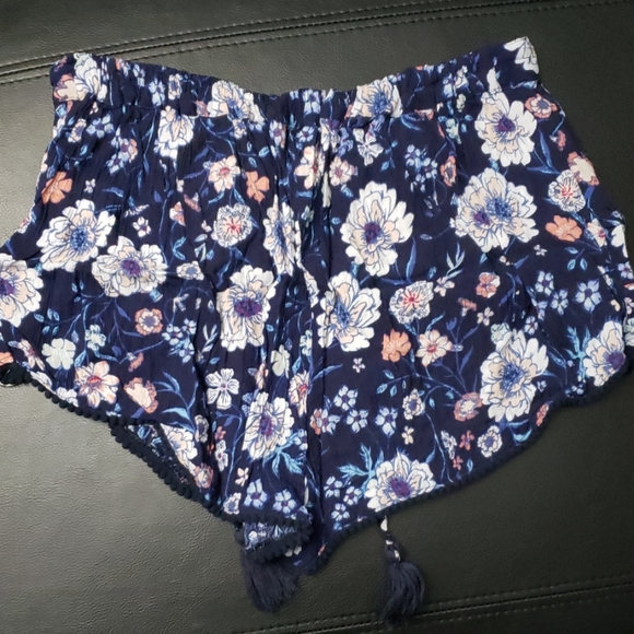 Derek Heart Ruffle Shorts - Picture 2 of 4